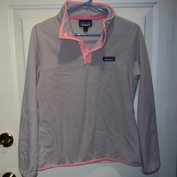 HP🎉🎉Patagonia Ladies Small gray / pink 1/4 snap fleece pull over - Picture 2 of 3